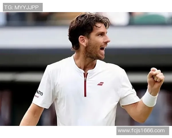 骨头先生带领足球明星们在绿茵场上展开激烈对决的精彩瞬间 骨头先生带领足球明星们在绿茵场上展开激烈对决的精彩瞬间